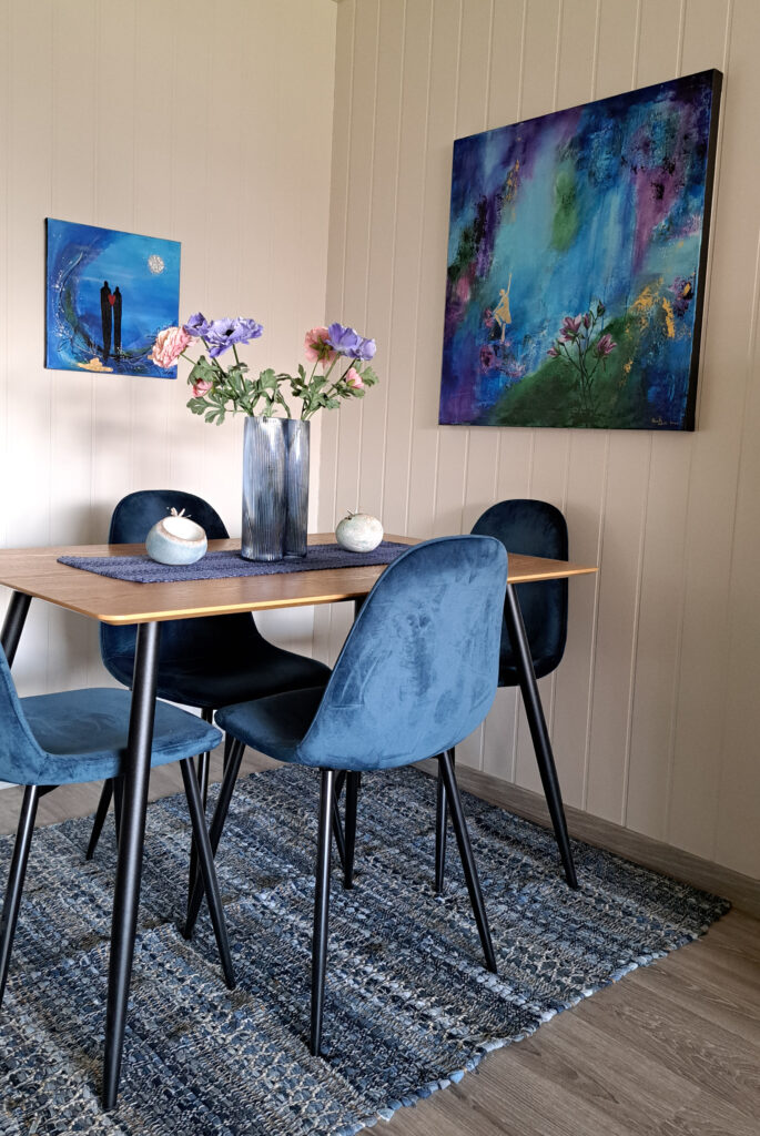 Malerier som er solgt og jeg har fått tilsendt. 
Det er fint å se hvordan maleriene blir når de henger der de hører hjemme.